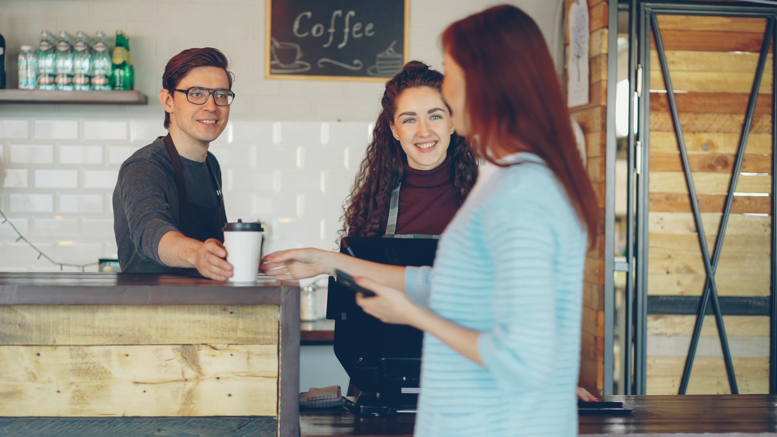 Atención a una clienta en el mostrador de una cafetería
